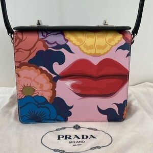 ✨Host Pick✨ NEW PRADA Runway saffiano leather purse handbag lips floral black